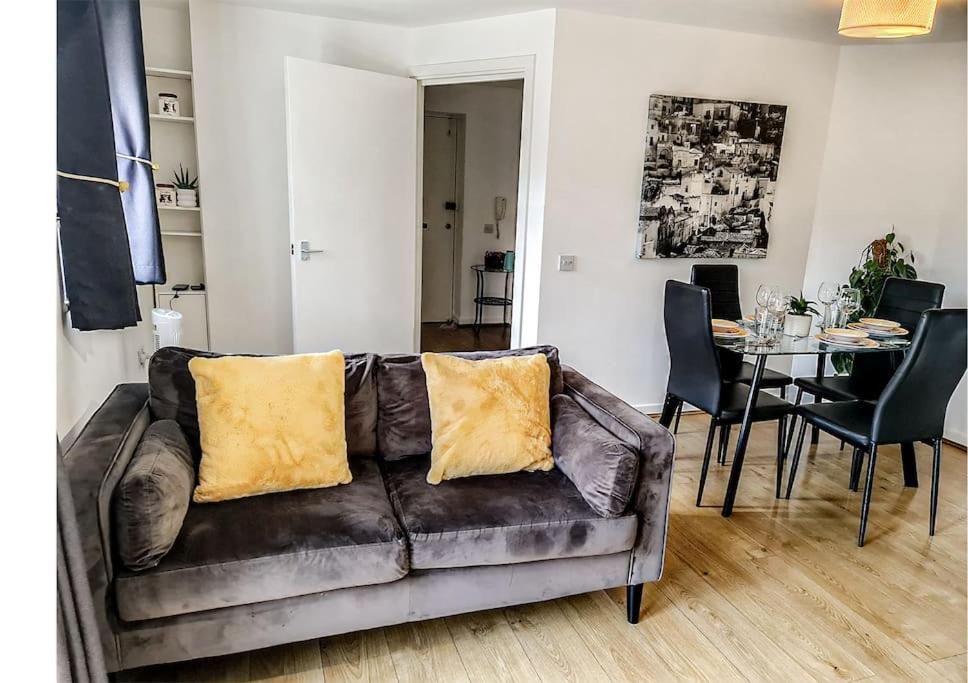 Comfy 2 Bed Flat With Free Parking, Close To Tube *